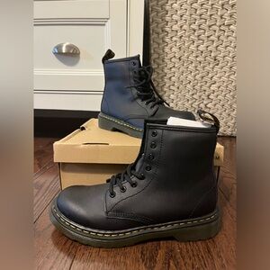 Dr. Martens Airwair — BLACK LEATHER LACE UP BOOTS (SIZE 1 PS)